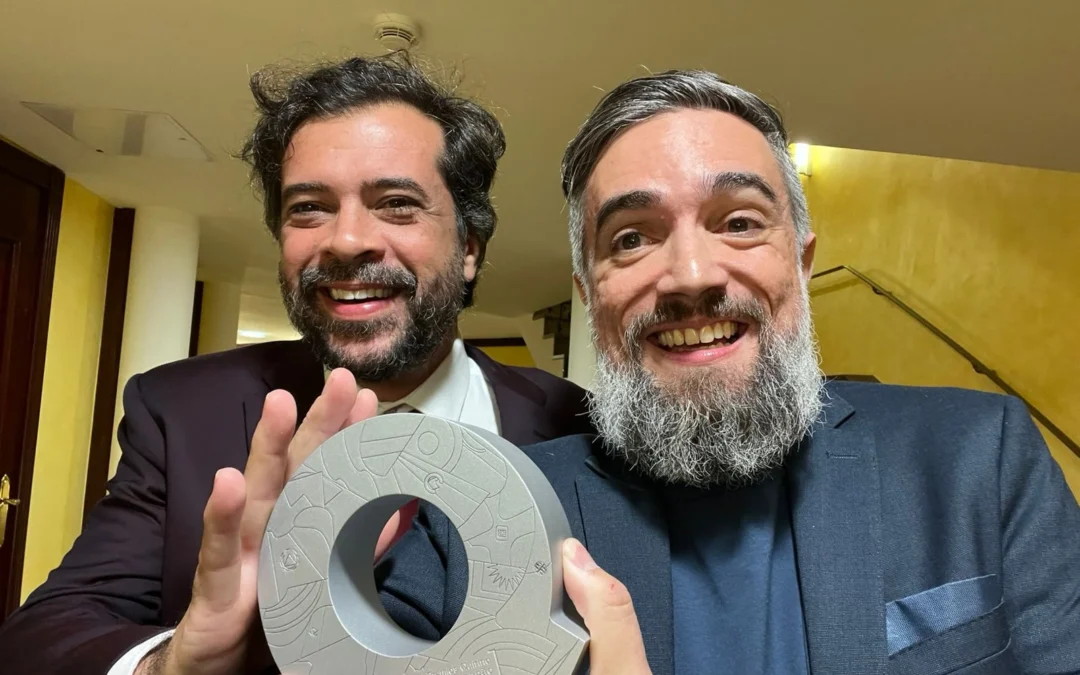 Federico Nicolai e Zé Brandão com o Prêmio Quirino 2025 vencido pela quinta temporada do Irmão do Jorel!