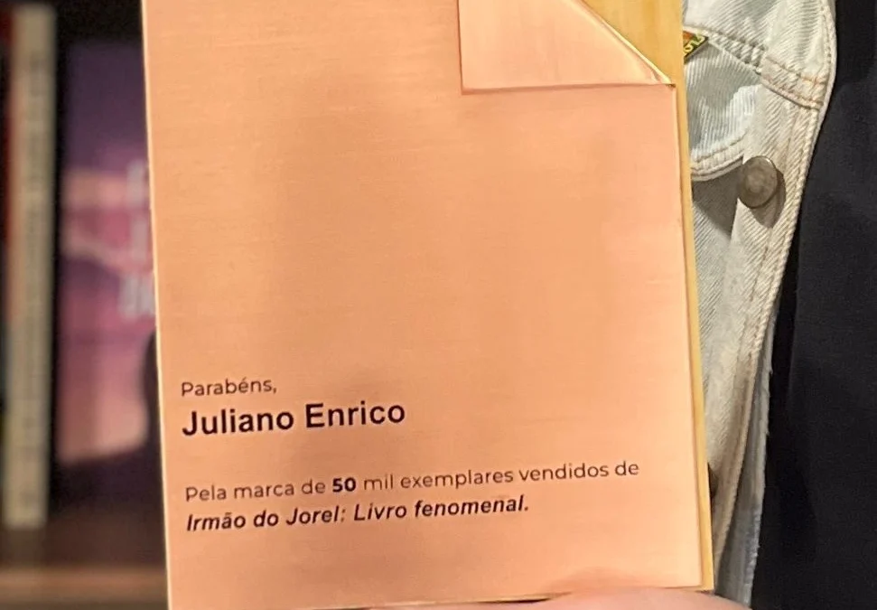 Placa dada pela editora Harper Collins Brasil como marco da venda de 50 mil exemplares do livro do Irmão do Jorel